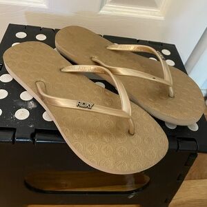 Brand new Roxy gold size 4 flip flops.